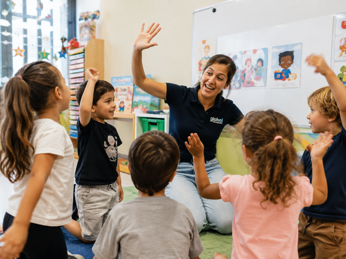 Profesora y niños participando en una actividad dinámica de inglés PlayGlobal