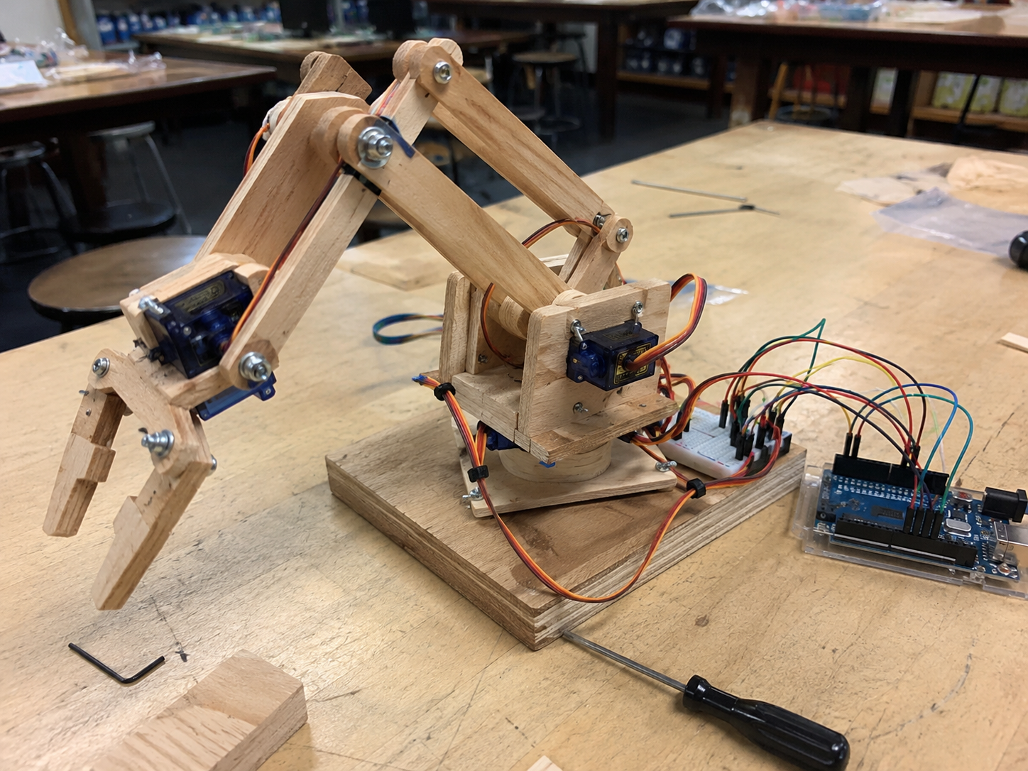 Alumnos trabajando con robótica, electrónica y programación en Technomakers